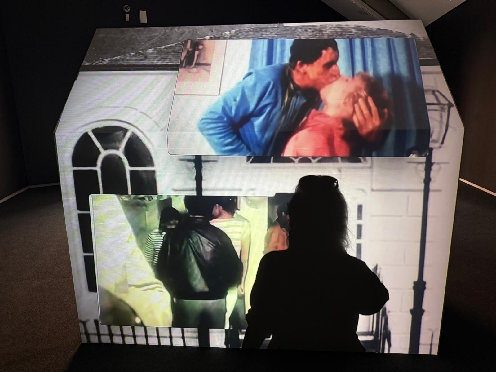Et groteskt overgrep fra en horrorfilm utspiller seg i dette dukkehuset.