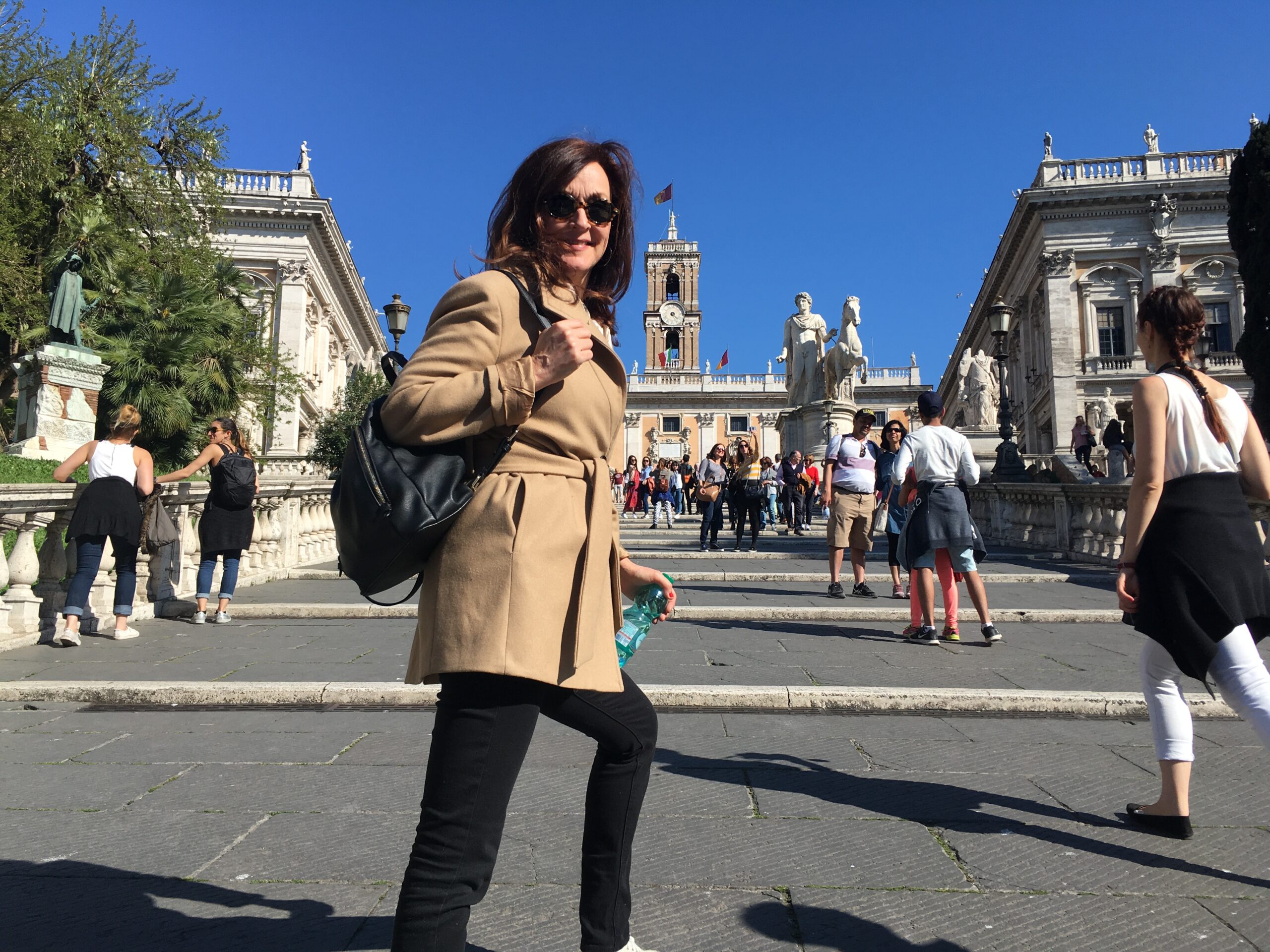 Kristin Flood har to hjemland, Norge og Italia. Hun bor i Venezia, men her er hun i Cordonata i Roma, på vei til Piazza Capidoglio - et av Michelangelos verk. Foto: Privat.