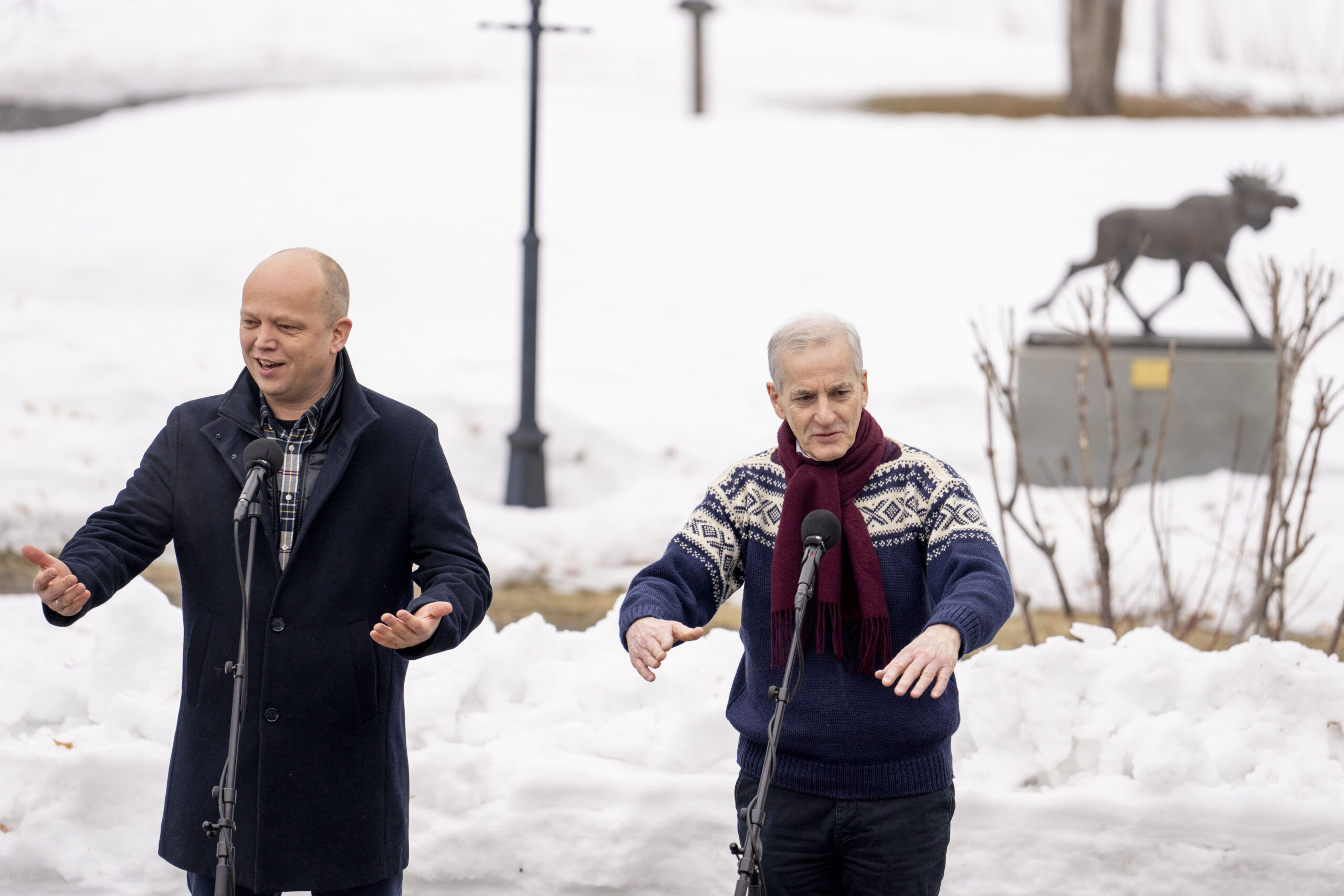 Finansminister Trygve Slagsvold Vedum (Sp) og statsminister Jonas Gahr Støre (Ap) er einige om eit kraftig løft for forsvaret dei neste åra. Foto: Javad Parsa / NTB / NPK