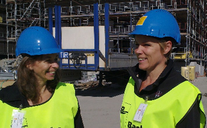 Kunstnerduoen Vigdis Storsveen og Christine Istad installerer prosjektet DeFence i Sørenga - det skal spire og gro en stor kube av armeringsstål og veksttorv.