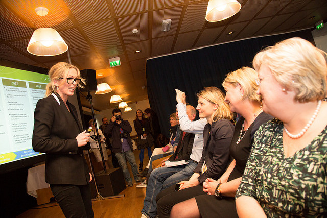 Toppsjef i Innovasjon Norge, Anita Krohn Traaseth vil ikke prioritere småselskaper uten vekstambisjoner. Her med fiskeriminister Elisabeth Aspaker og næringsminister Monica Mæland. Foto: Innovasjon Norge..