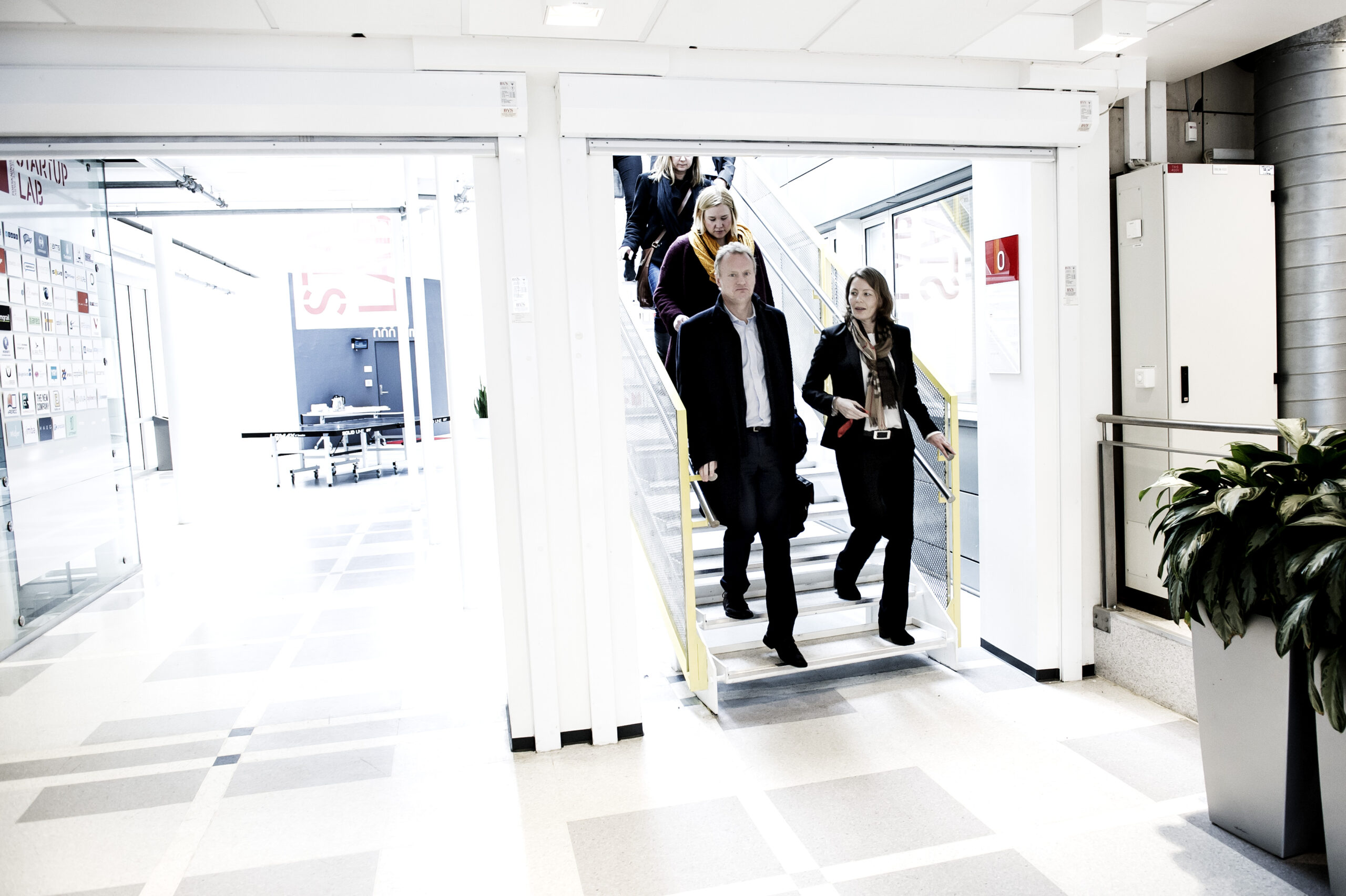 Oslo må lære av Trondheim for å bedre fremme byens kunnskaper, mener byrådslederkandidat Raymond Johansen som her vises rundt i Forskninsparken av Kathrine Myhre fra Oslo Medtech. Foto: Gorm K. Gaare