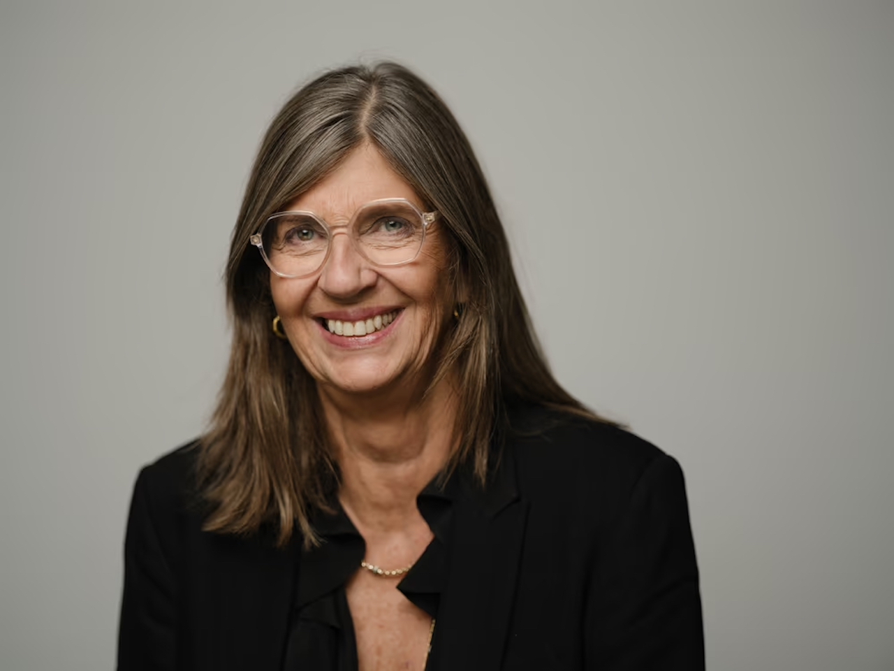 Wenche Halsen er leiar for Senteret for et aldersvennlig Norge. Mange godt vaksne med høgare utdanning er ei viktig årsak til at senioruniversiteta og -akademia trekkje stadig fleire.
