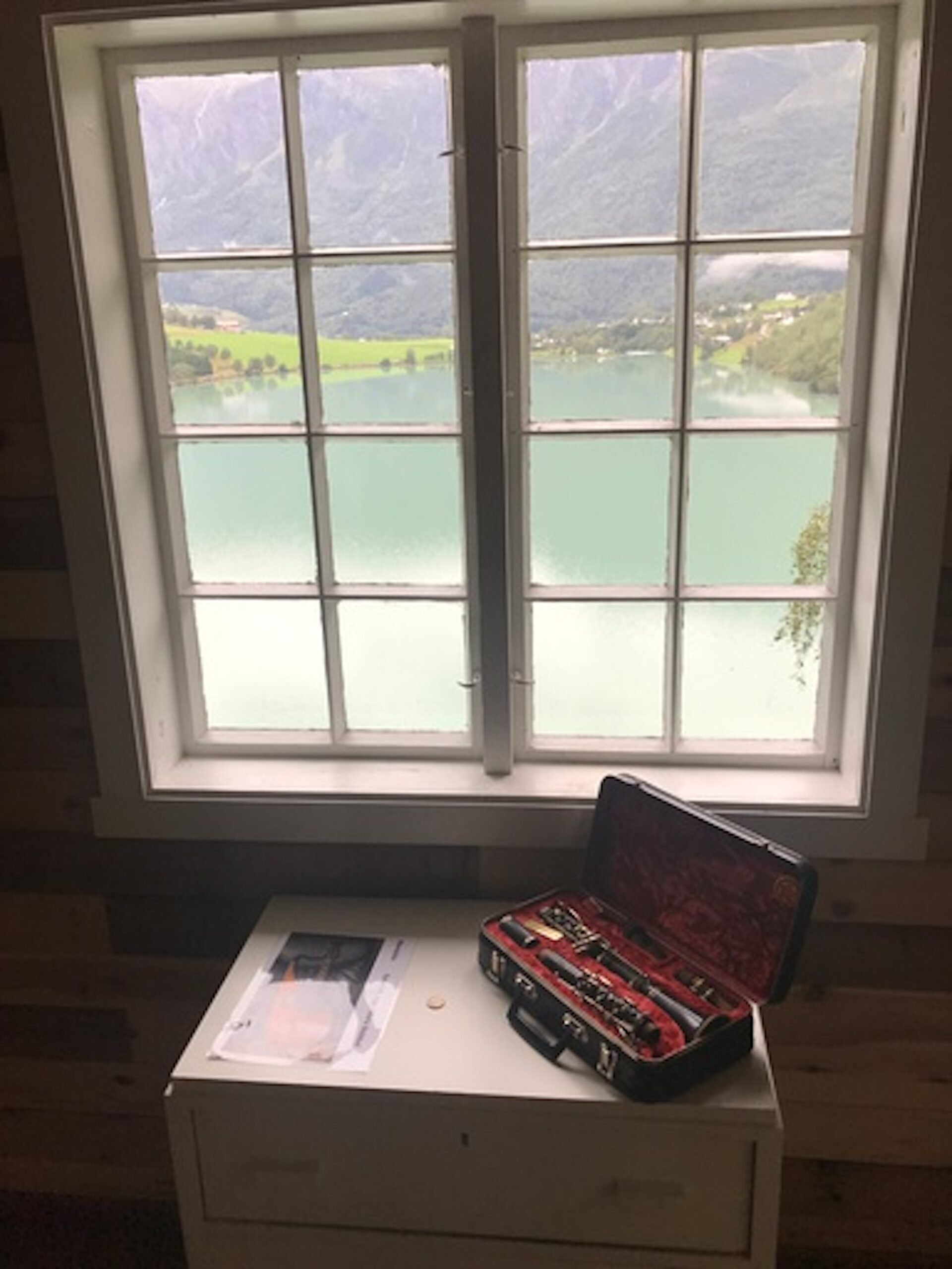 «Eg trur vi er Wittgenstein evig takksame for at han bygde seg ei hytte høgt oppe i ein fjellskråning i Skjolden, med utsyn til ein fjord», skriv Jon Fosse i etterordet. Her er utsikta frå hytta. Foto: Jan Inge Fardal / NPK