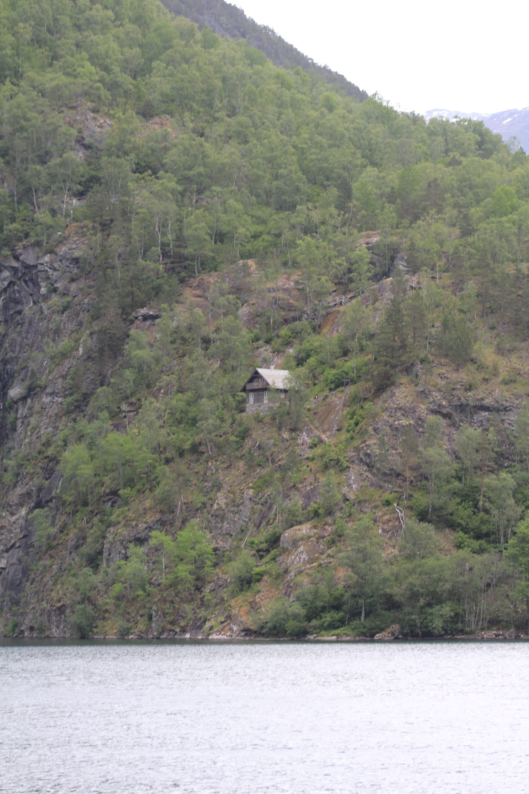 Wittgensteins hus står majestetisk i fjellsida over Eidsvatnet. Foto: Peder Skjelten / NPK