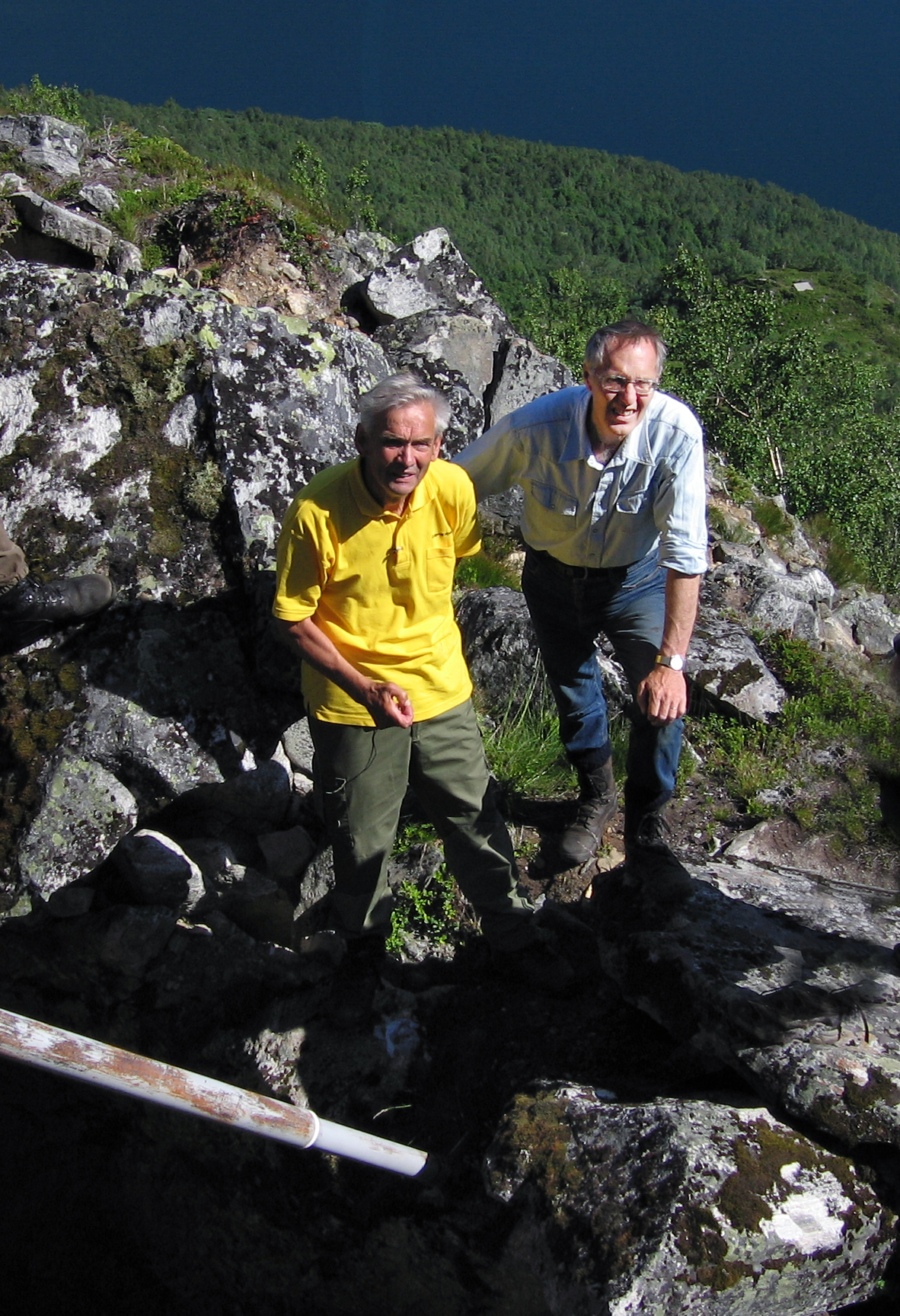Astor Furseth (t.h.) saman med Per Åkernes ved Åkernesremna, som stadig utvidar seg og kan føre til raskatastrofe. Foto: Privat