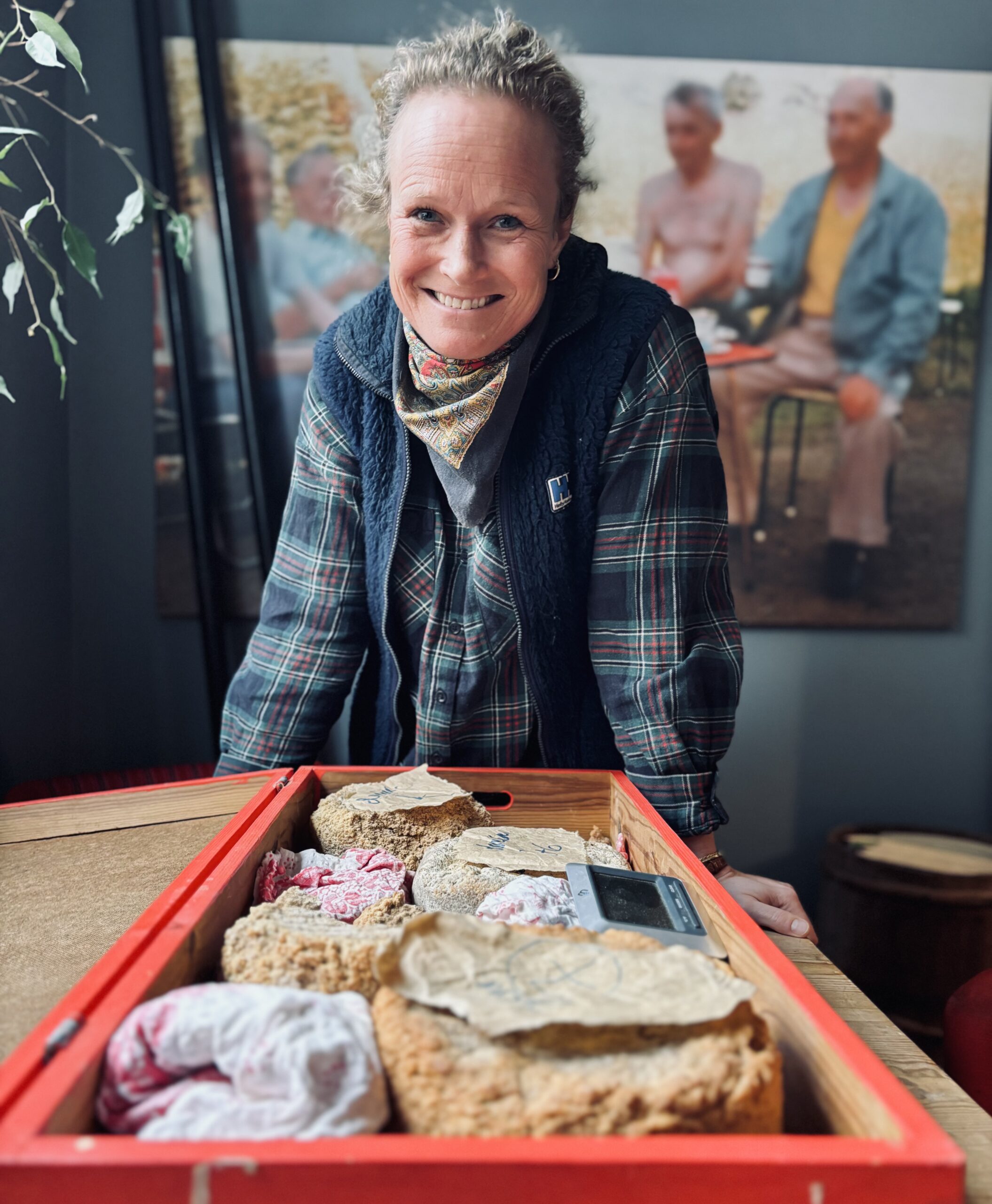 Kristin Glück-Evensen med eigenysta gamalost frå 2020. Dette er ikkje lenger ost – men når han blir måla opp, er han ei eksklusiv umamibombe. Foto: Heidi Molstad Andresen / NPK