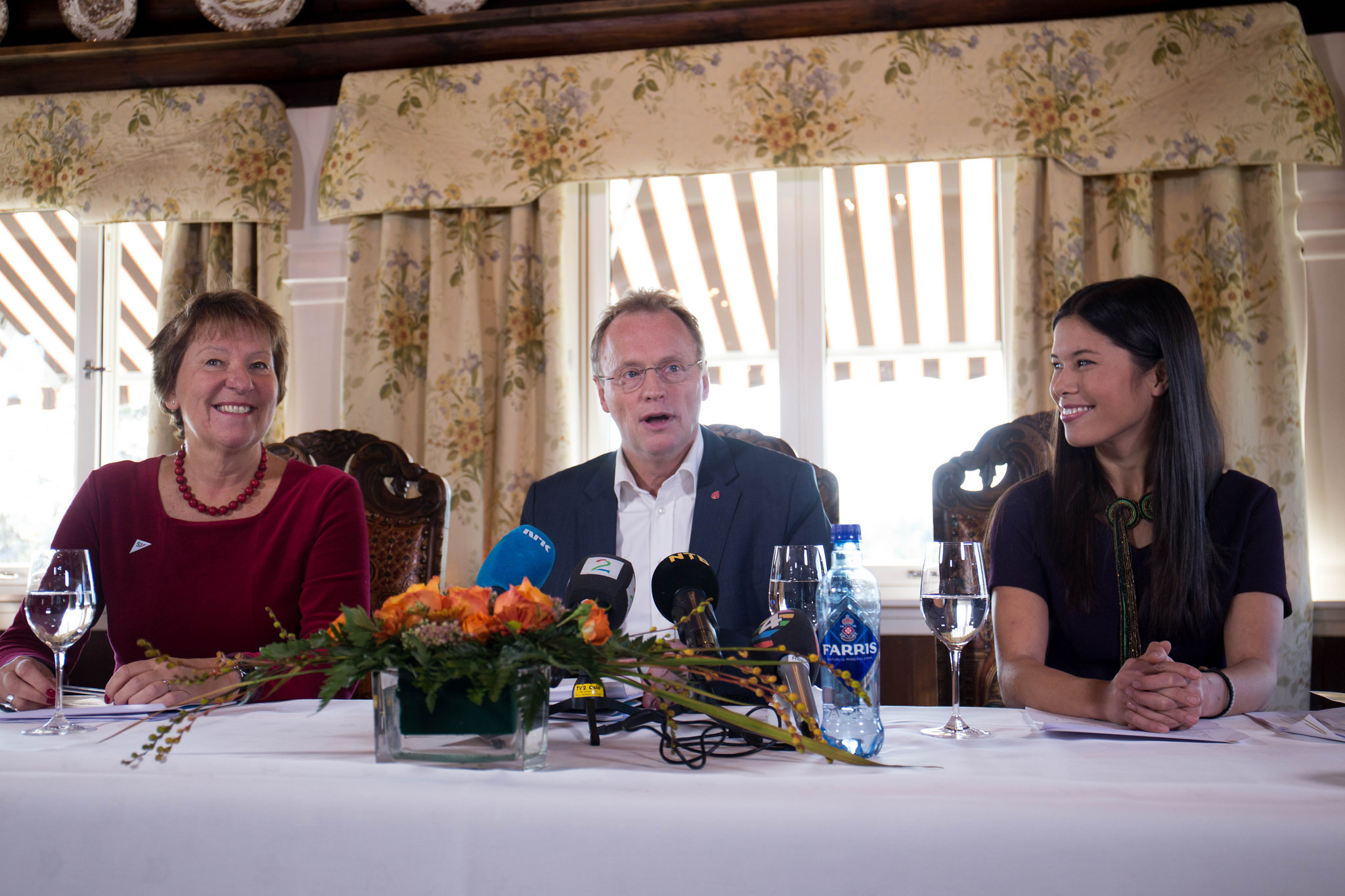 Raymond Johansen (i midten) sammen med ordførerkandidat Marianne Borgen (tv) og miljøbyrådkandidat (2) Lan Marie Nguyen Berg.