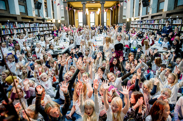 Jubelen står i taket på Girl Tech Fest på Deichmanske bibliotek. Foto: Gorm K. Gaare.