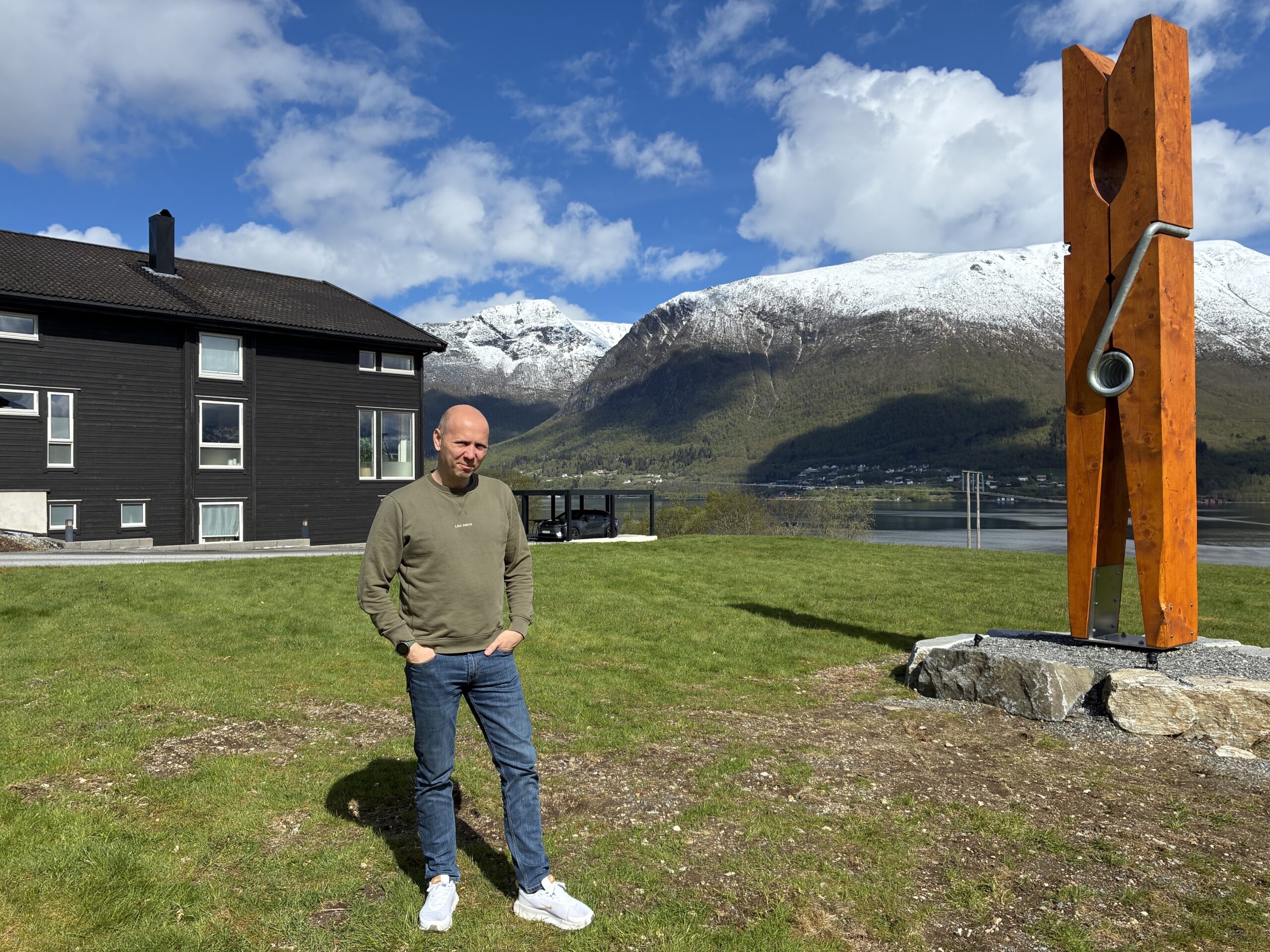 / namn / «Det er ein slik kar i dei fleste bedrifter, folk som alltid veit best og som ikkje er redde for å fortelje kvar skapet skal stå.»