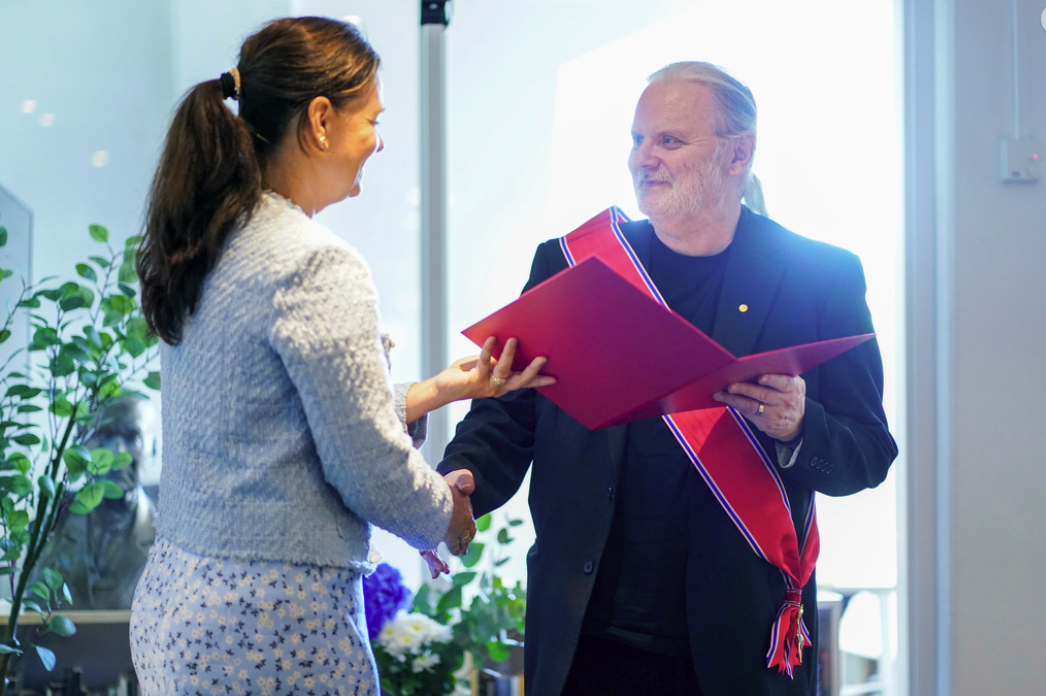Forfattar Jon Fosse blir tildelt storkorset av kansellisjef på Slottet Mette Tverli under eit arrangement på Samlaget i Oslo. Foto: Håkon Mosvold Larsen / NTB / NPK