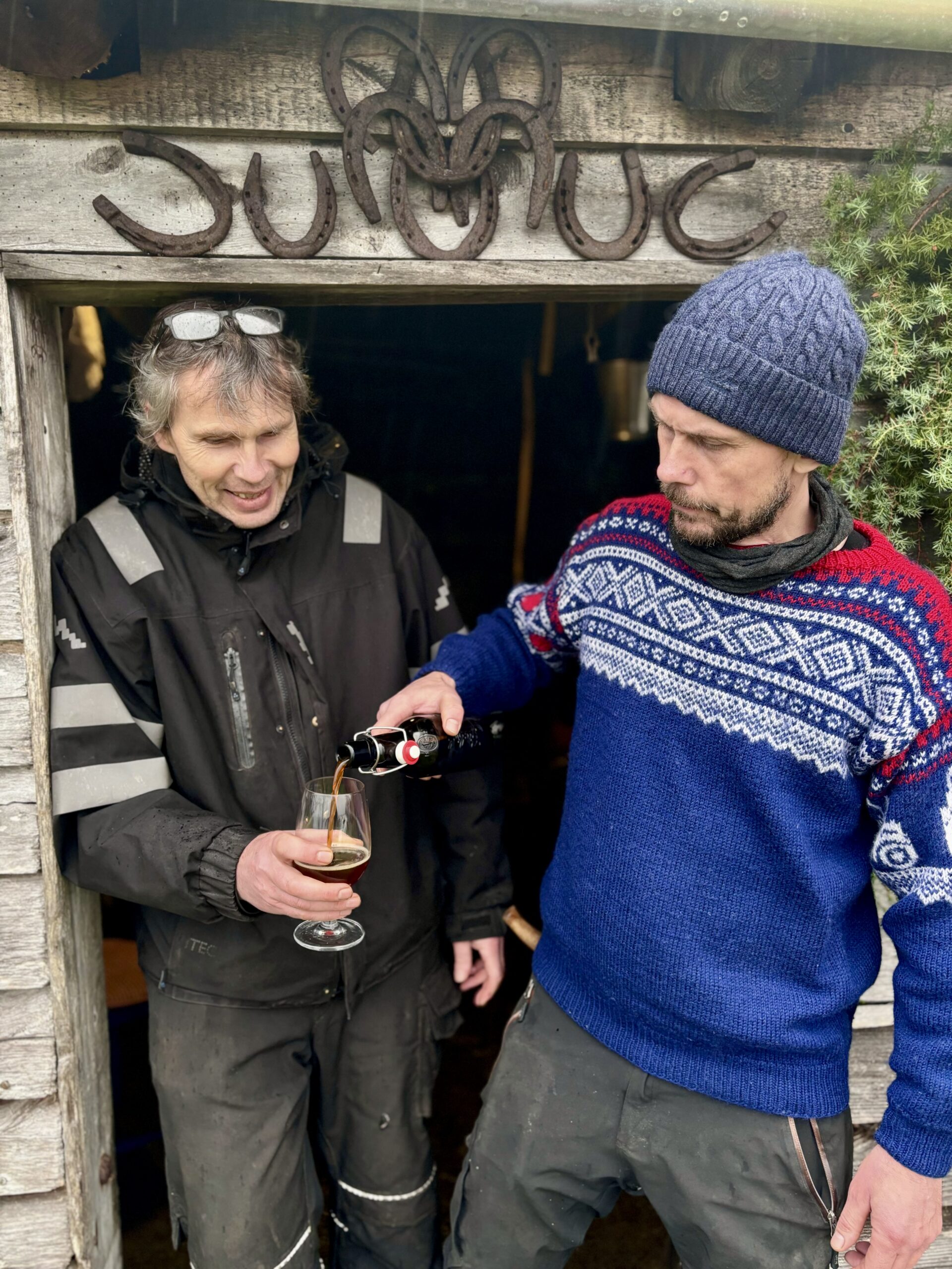 Øl laga på den særnorske ølgjæren kveik er ferdig etter nær ei veke, men mognar med tida og blir betre jo lenger det står. Her tek Jarand (t.v.) og Reidar seg ein skjenk med på øl frå førre brygging. Det smakar både søtt, fruktig, friskt, skarpt og syrleg – og heilt ulikt alt anna. Foto: Heidi Molstad Andresen / NPK