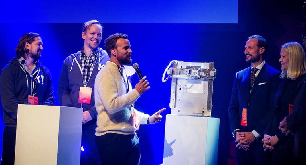 Fra tildelingen av Oslo Innovation Award 2016, med Kahoo-teamet og kronprinsparet på scenen. Foto: Christian Jørgensen