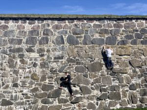 Studerer fjellklatring fra Akershus-kaia.